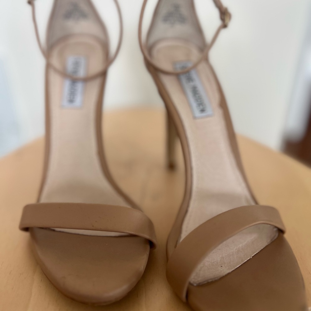 STEVE MADDEN STILETTO NUDE BEELS 7.5